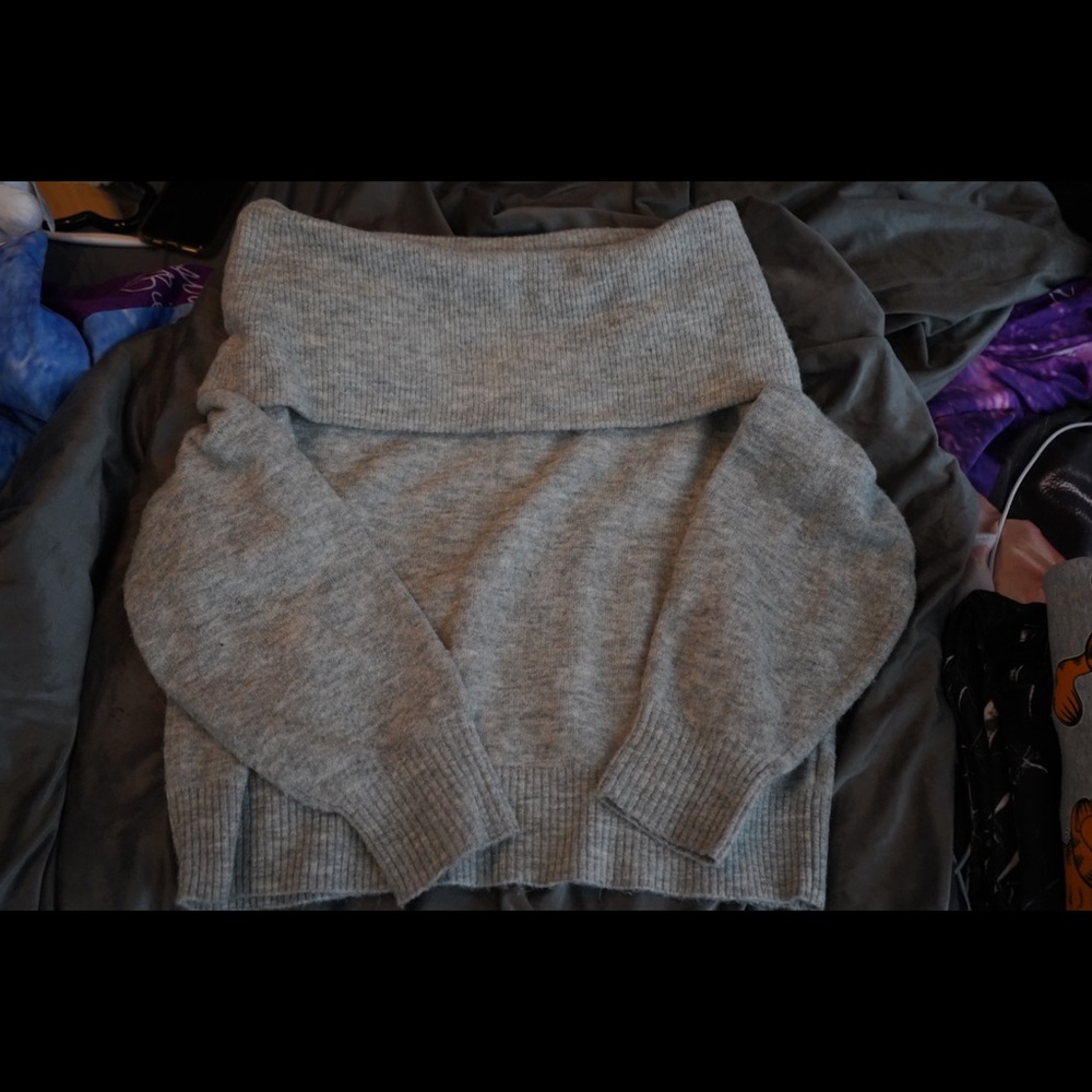 Shoulder sweater